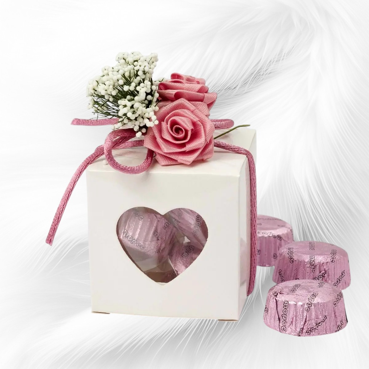 Boîte fenêtre cœur avec 3 chocolats et fleur mauve