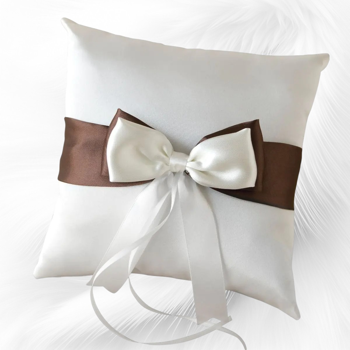 Coussin ivoire avec ruban