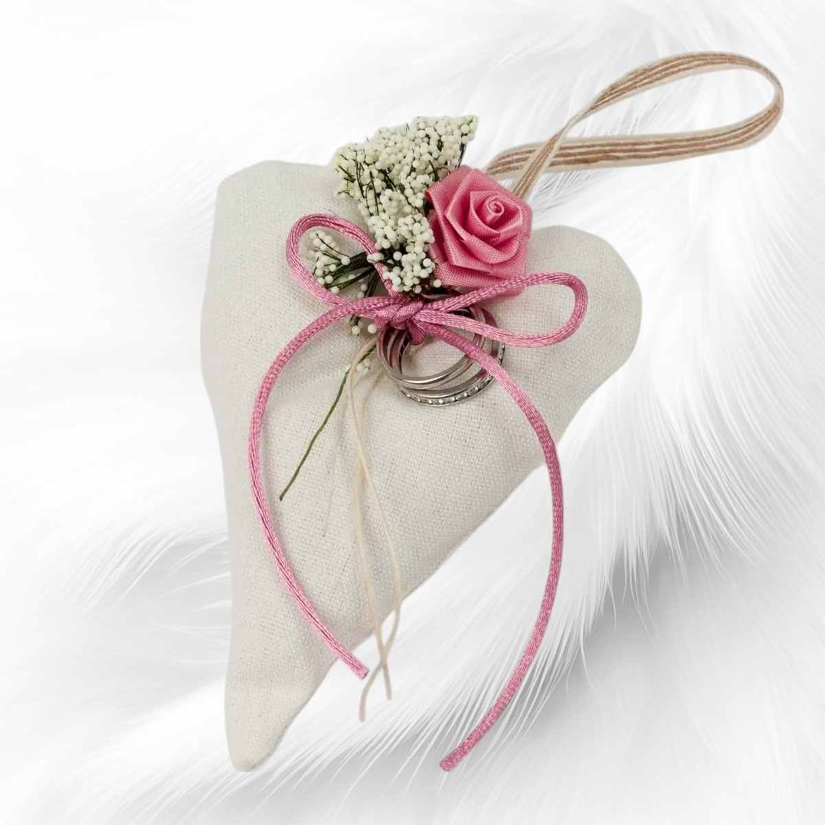 Coussin porte alliances orné d'une fleur mauve