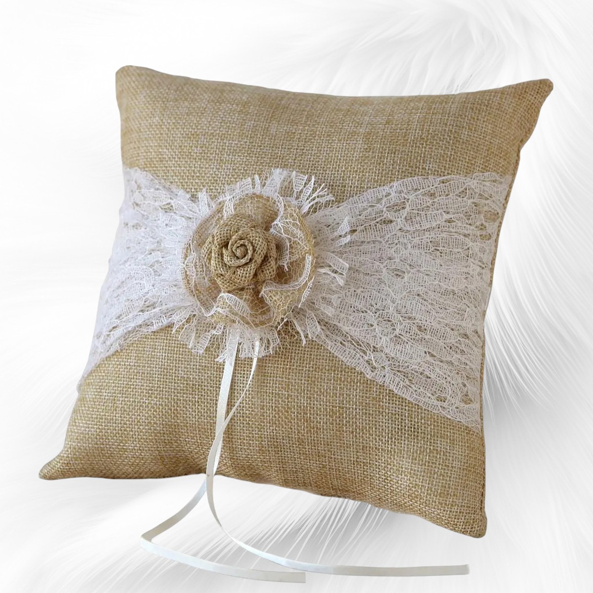 Coussin pour alliances de style rustique avec dentelle crème